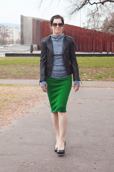 Kapucnis felső – Nike, Zara bőrdzseki, H&M szoknya, Dune cipő – Háda