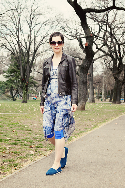 Kék nadrág – Nike, H&M póló, Topshop bőrdzseki, Mint Velvet selyemruha, Nine West szandál, Tom’s cipő – Háda