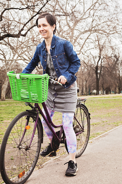 Energy Boost edzőcipő – Adidas, színes futónadrág – Helly Hansen, szürke kardigán és DKNY farmerdzseki - Háda