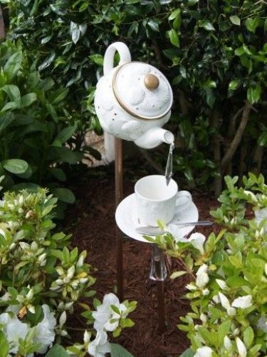 Különleges teáskannákból készített szökőkutak a kertbe