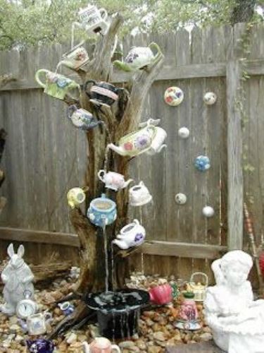 Különleges teáskannákból készített szökőkutak a kertbe