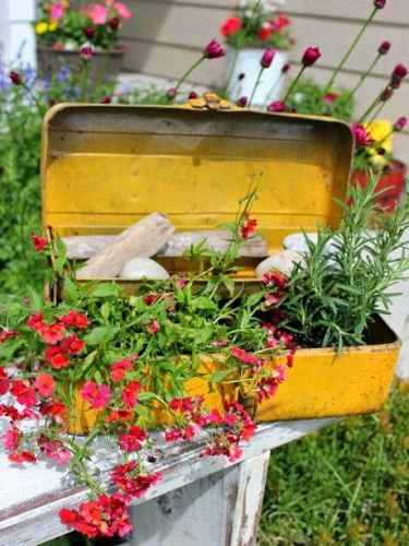 Kreatív és mutatós virágláda ötletek kertbe, ablakba