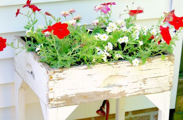 Kreatív és mutatós virágláda ötletek kertbe, ablakba