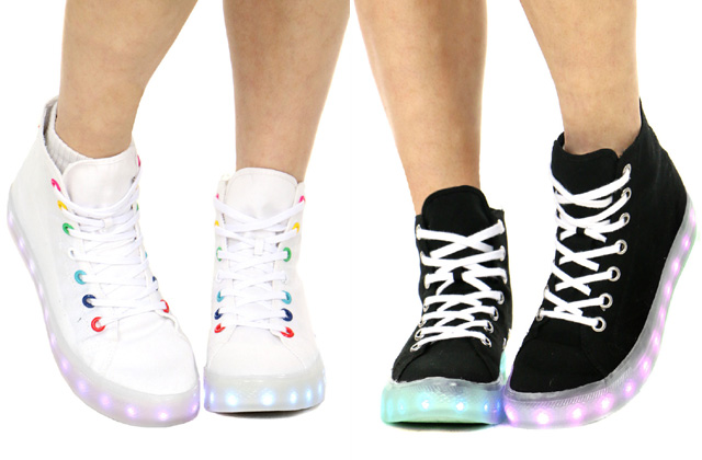 Újra divat a világító talpú cipő