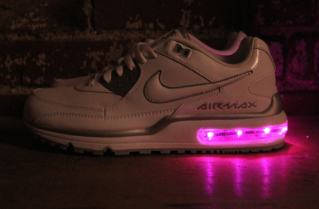 Újra divat a világító talpú cipő