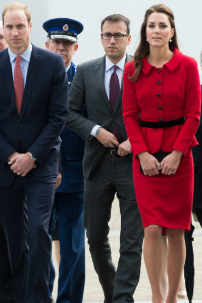 A hercegi pár hátuk mögött Miguel Headdel A hercegi pár hátuk mögött Miguel Headdel