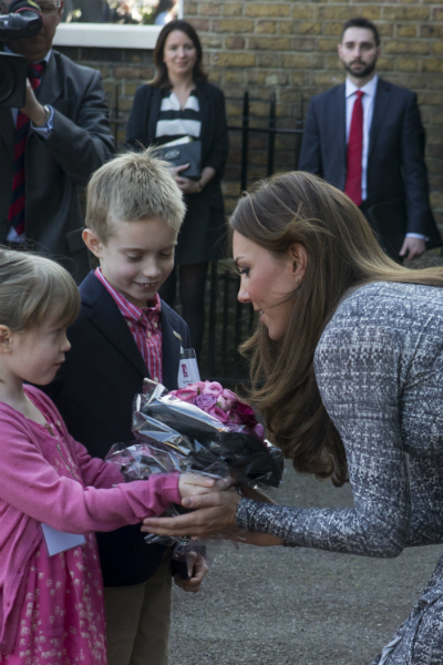 Nick Loughran a háttérben, piros nyakkendőben Nick Loughran a háttérben, piros nyakkendőben