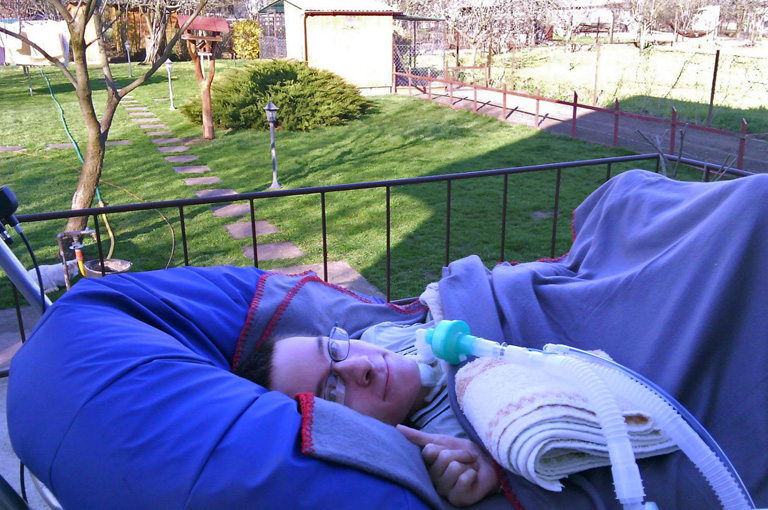 Huncutkodni, bulizni, sétálni szeretne az ágyhoz kötött Krisztián Huncutkodni, bulizni, sétálni szeretne az ágyhoz kötött Krisztián