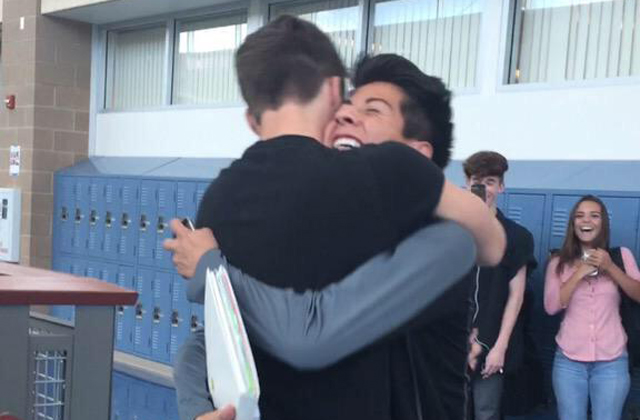 Meleg barátját hívta el az iskolabálba a heteró fiú