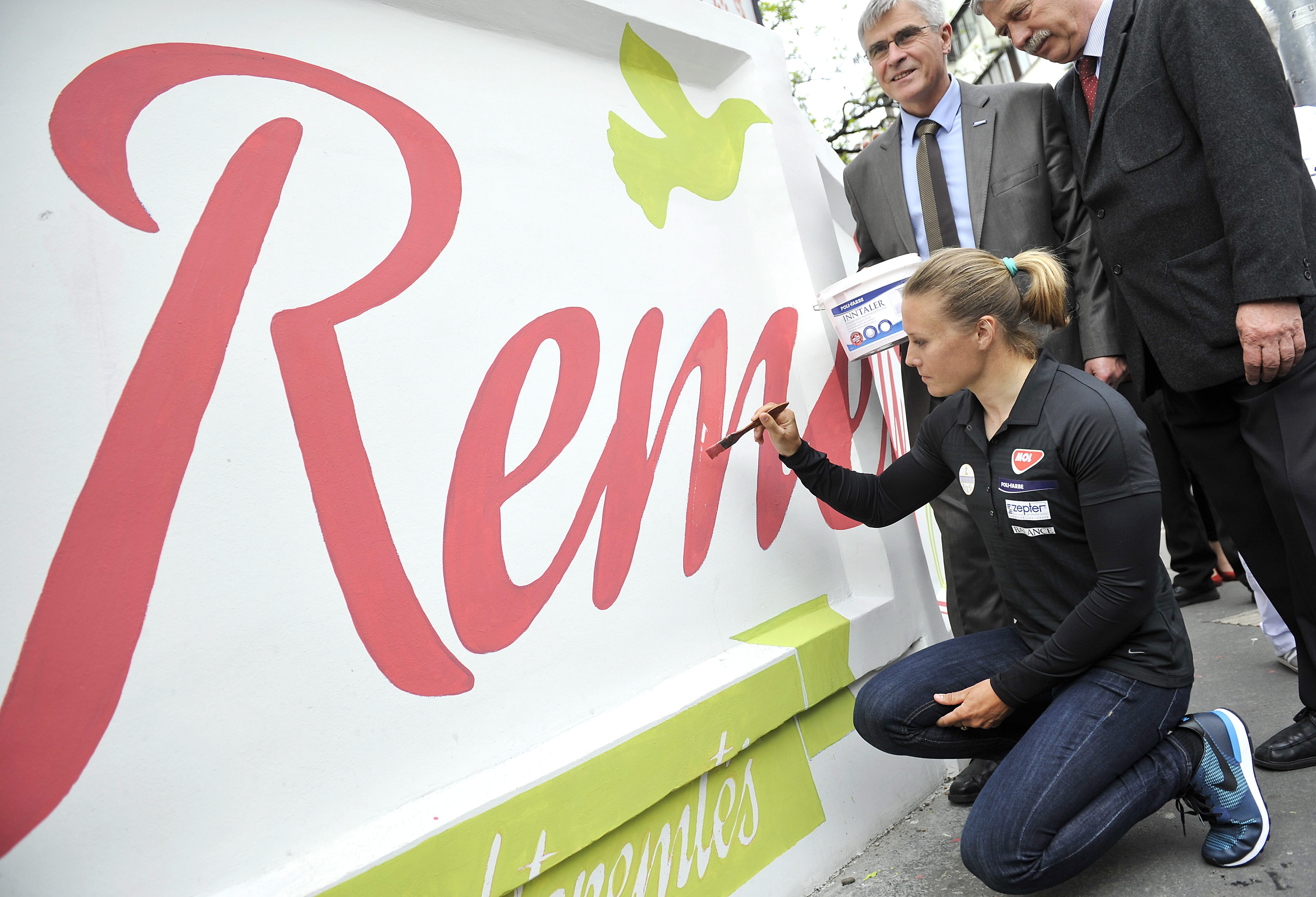Kozák Danuta olimpiai bajnok kajakozó Magyarország első pozitív falánál  Fotó: MTI