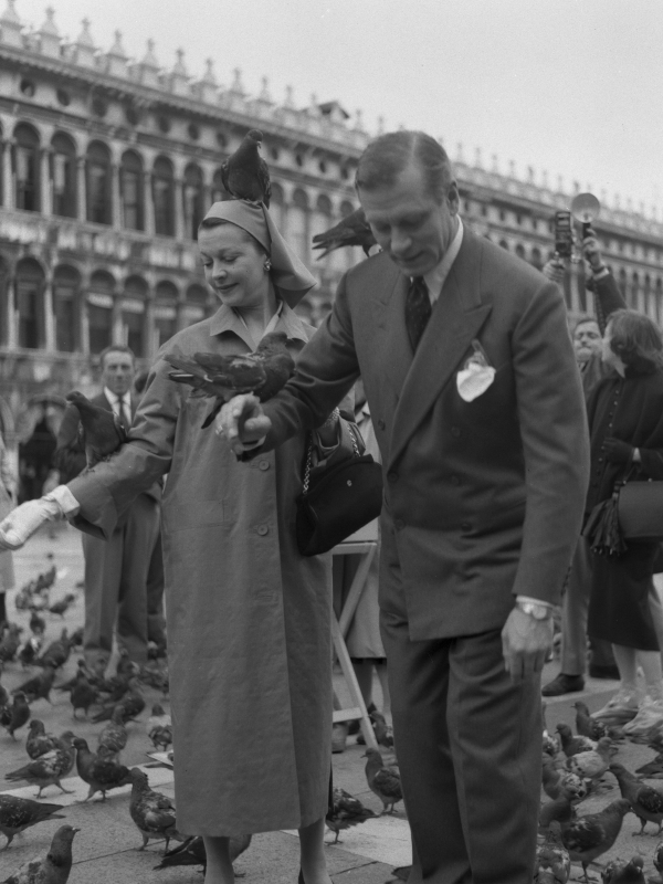 Férjével, Laurence Olivier-vel a Szent Márk téren 1957-ben