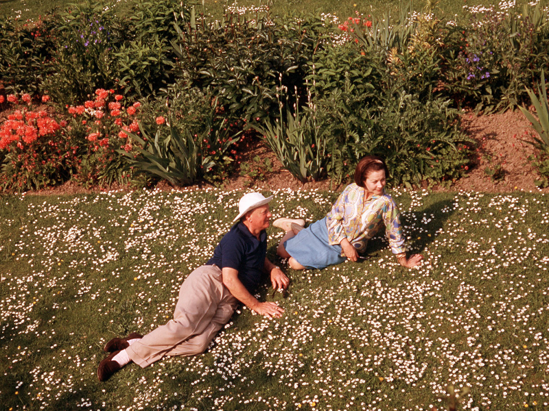 Vivien Leigh egy jó barátjával pinen a kertben