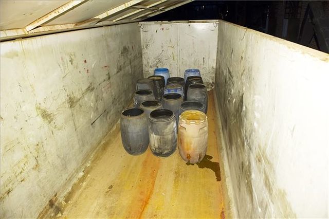 Megkezdték a veszélyes hulladék elszállítását az Illatos útról