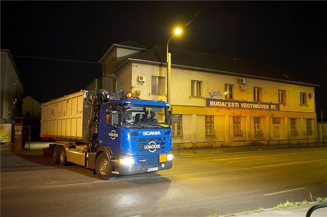 Megkezdték a veszélyes hulladék elszállítását az Illatos útról