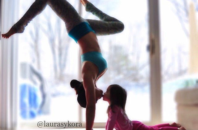 Fantasztikus fotók anya és kislánya közös jógázásáról