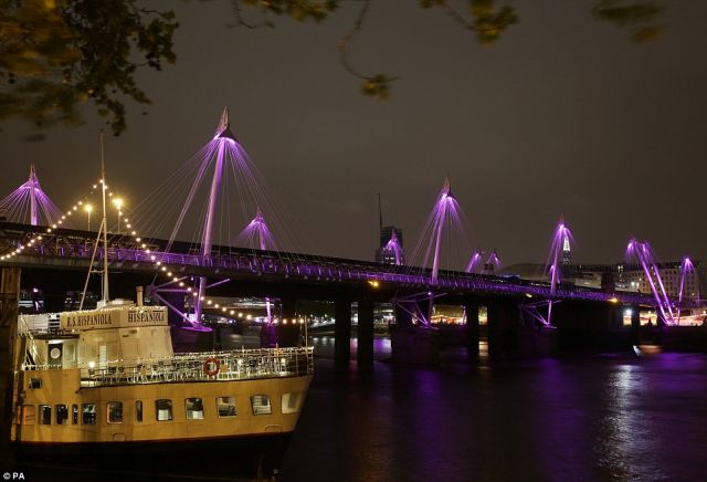 Katalin hercegnő kislánya tiszteletére rózsaszínbe borult London - fotók Katalin hercegnő kislánya tiszteletére rózsaszínbe borult London - fotók