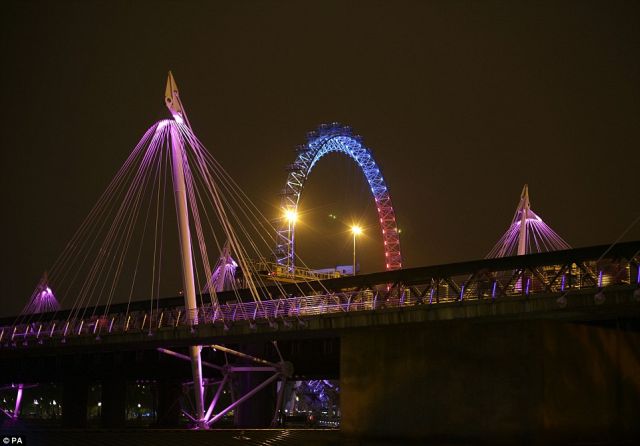 Katalin hercegnő kislánya tiszteletére rózsaszínbe borult London - fotók Katalin hercegnő kislánya tiszteletére rózsaszínbe borult London - fotók