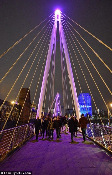 Katalin hercegnő kislánya tiszteletére rózsaszínbe borult London - fotók Katalin hercegnő kislánya tiszteletére rózsaszínbe borult London - fotók