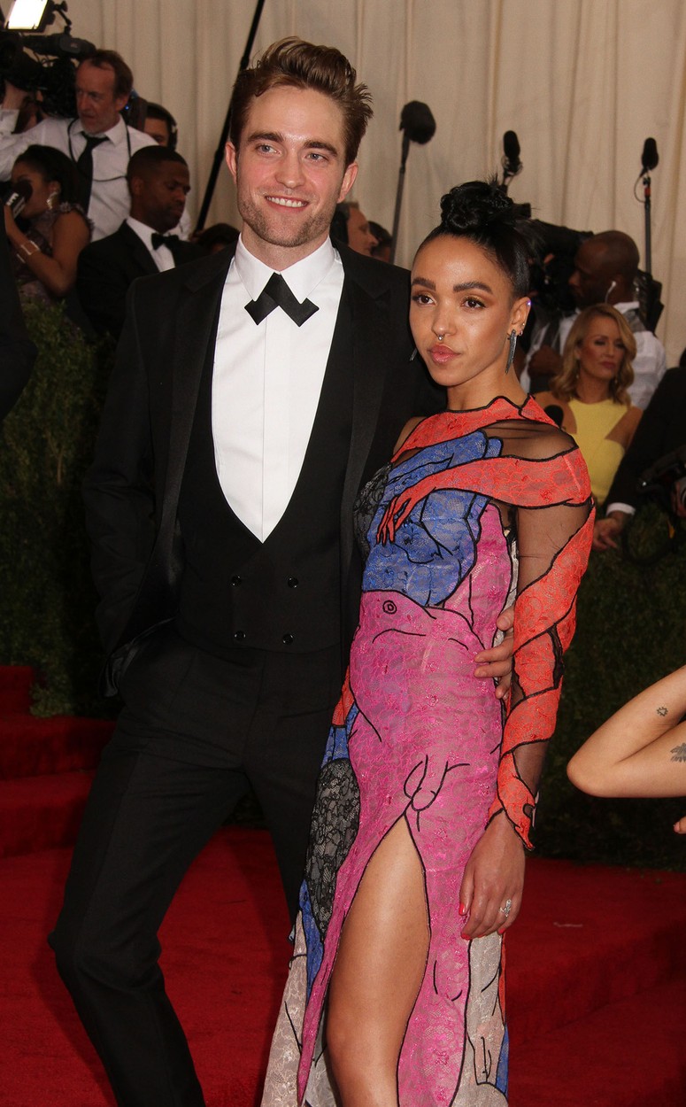MET-gála: Péniszes ruhában bulizott Robert Pattinson barátnője - fotó MET-gála: Péniszes ruhában bulizott Robert Pattinson barátnője - fotó