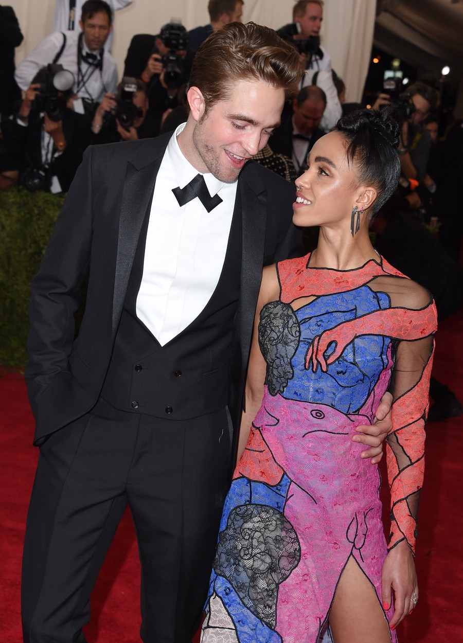 MET-gála: Péniszes ruhában bulizott Robert Pattinson barátnője - fotó MET-gála: Péniszes ruhában bulizott Robert Pattinson barátnője - fotó