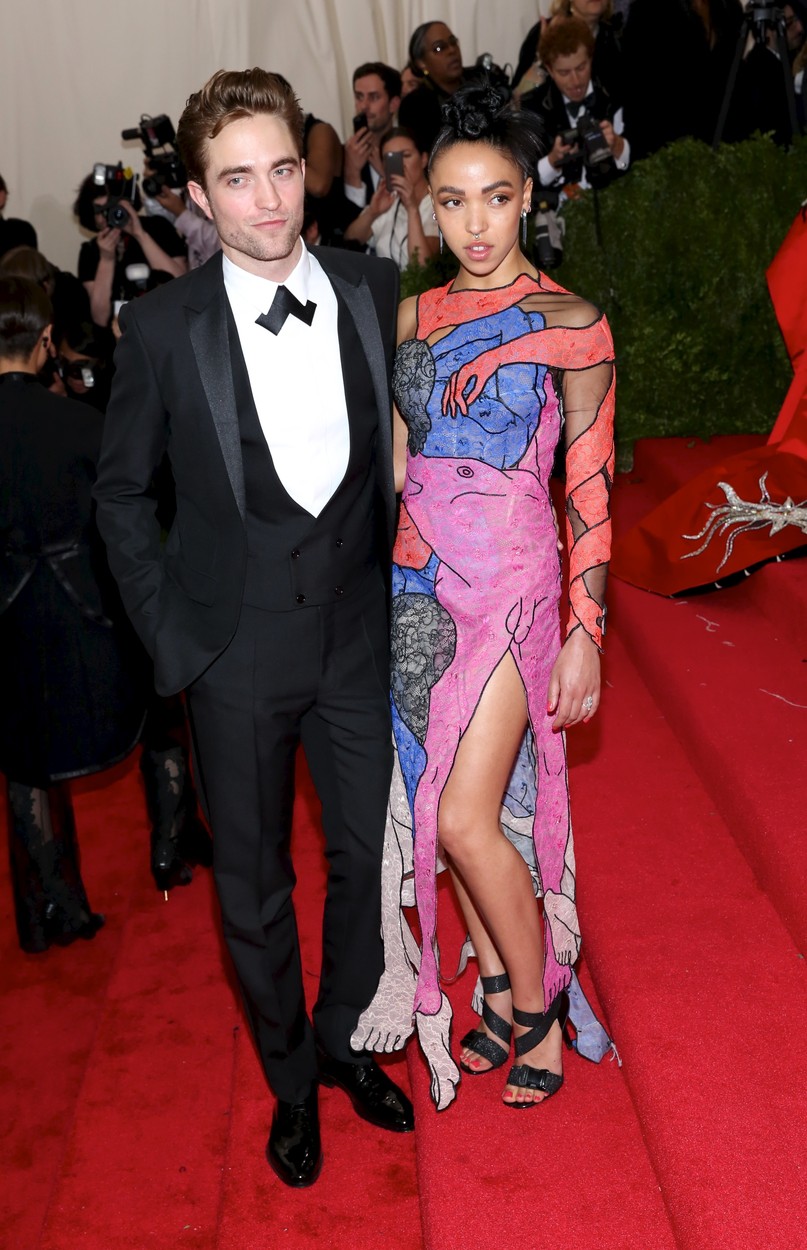 MET-gála: Péniszes ruhában bulizott Robert Pattinson barátnője - fotó MET-gála: Péniszes ruhában bulizott Robert Pattinson barátnője - fotó