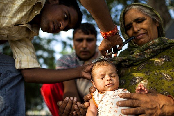 Ugráló ördögök, ijesztgető szumósok – így fogadják az újszülötteket a világban