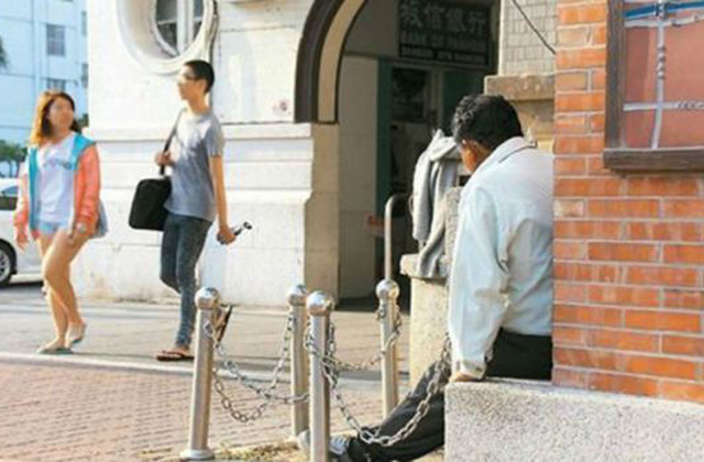 Húsz éve hiába várja randipartnerét az állomás előtt