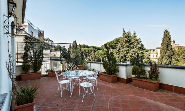 Ennyiért költözhetsz be Fellini római lakásába Ennyiért költözhetsz be Fellini római lakásába