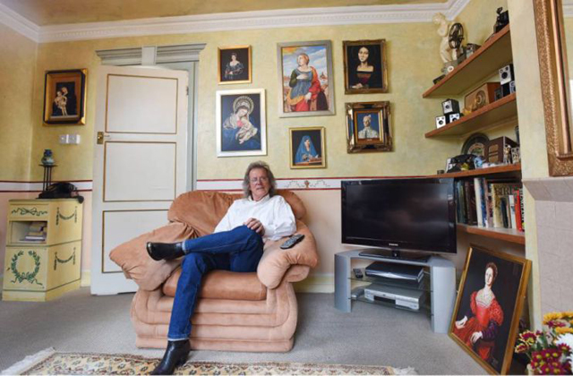 Sixtusi kápolnát csinált az otthonából - fotók