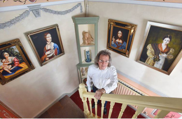 Sixtusi kápolnát csinált az otthonából - fotók