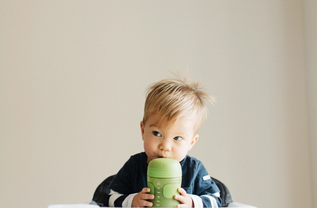 Cumi vagy pohár? Miből igyon a gyerkőc?