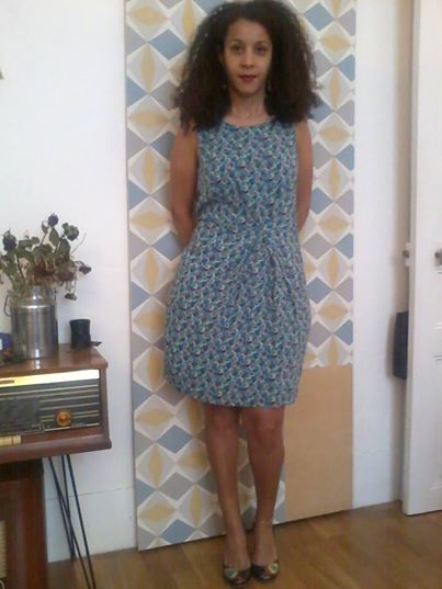 Lábszelfikkel tiltakozik egy diáklány, miután kitiltották az egyetemről