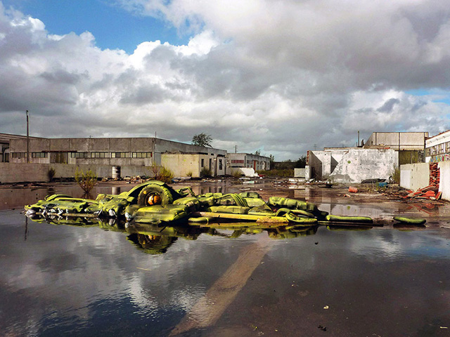 Lenyűgöző álaltszobrokat épít hulladékból egy művész - fotók