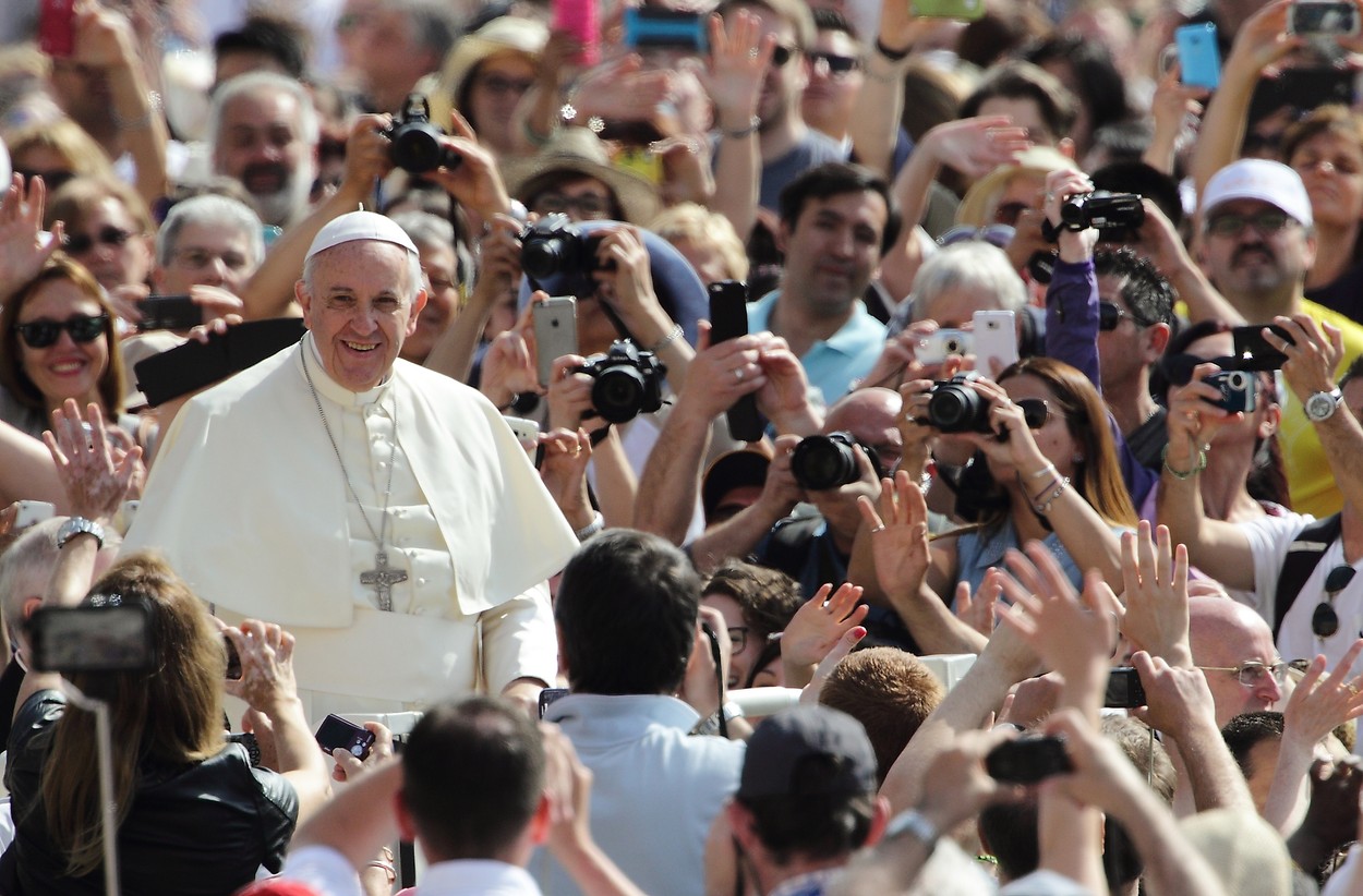 Kivételes interjú Ferenc pápával, aki csak pizzázni és buszozni akar Kivételes interjú Ferenc pápával, aki csak pizzázni és buszozni akar