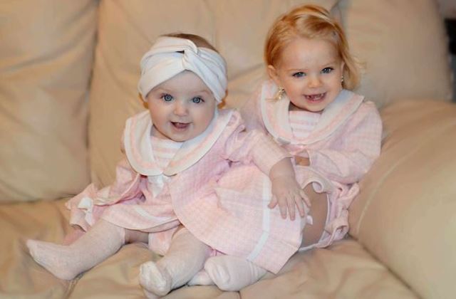 Még nincs kétéves, de már Louis Vuitton táskát hord