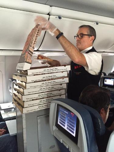 Késett a gép, pizzát rendelt a kapitány az utasokank