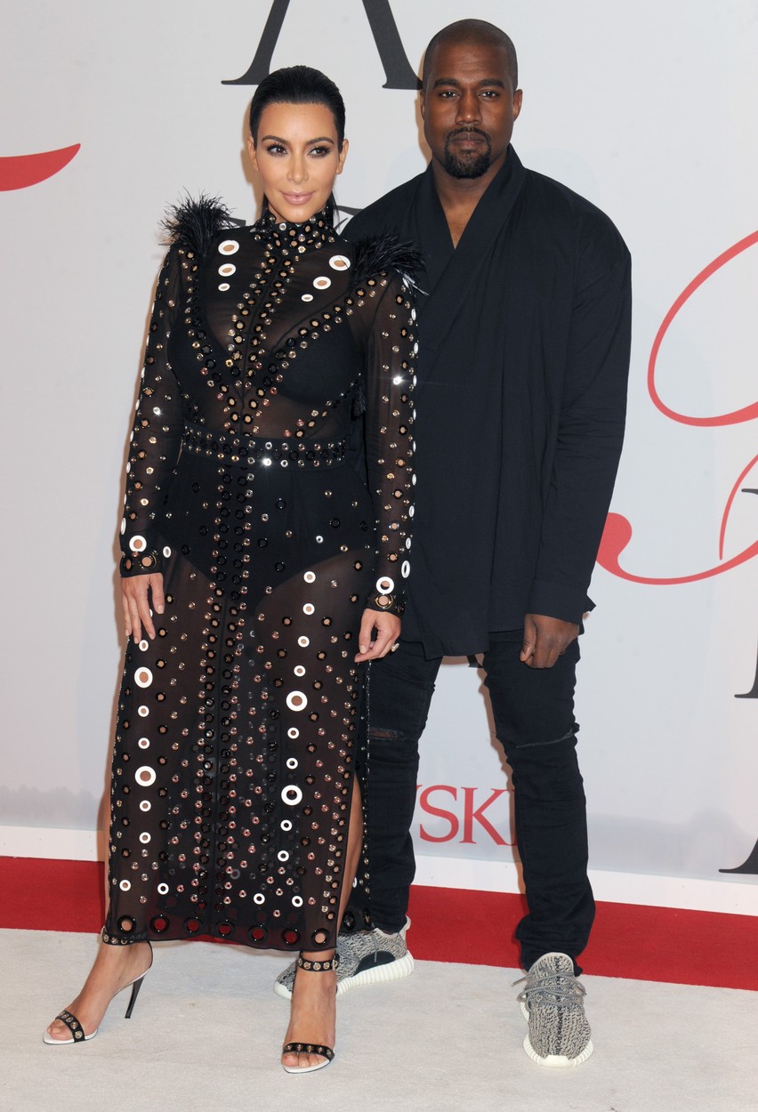 Ilyen kismamát még nem láttál! Testre simuló latexben sokkol a terhes Kim Kardashian Ilyen kismamát még nem láttál! Testre simuló latexben sokkol a terhes Kim Kardashian