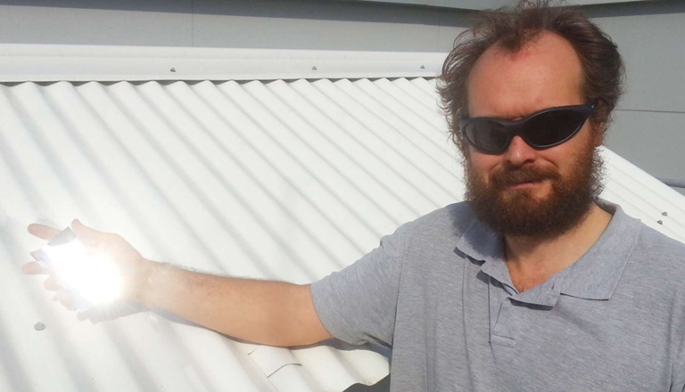 Angus Gentle, az egyetem egyik kutatója a különleges anyagot tartja a kezében (Fotó: Technical University of Sydney)