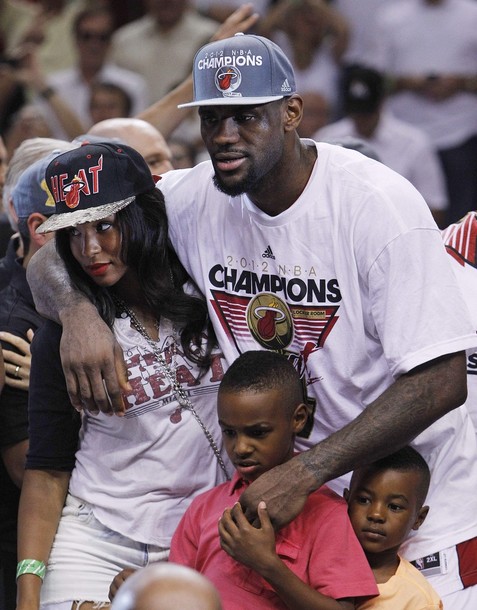 Lebron James, exfelesége Savannah, illetve fiaik Lebron Jr. és Bryce (Fotó: Tumblr.com)