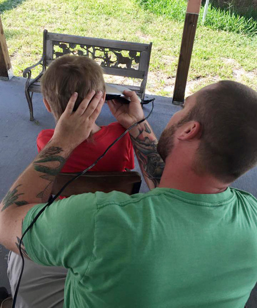 Két évig növesztette a haját a kisfiú, hogy a beteg gyerekeknek adhassa