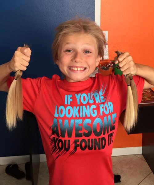 Két évig növesztette a haját a kisfiú, hogy a beteg gyerekeknek adhassa