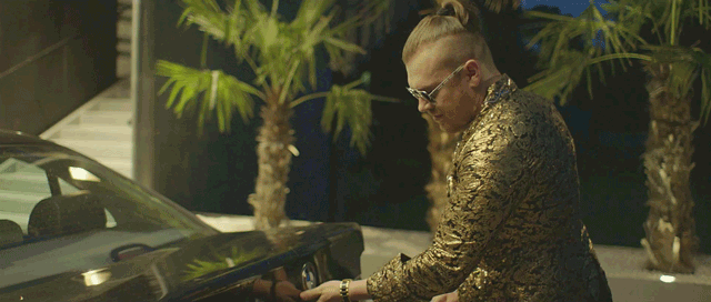 8 gifben bemutatjuk Kis Grófo új klipjét