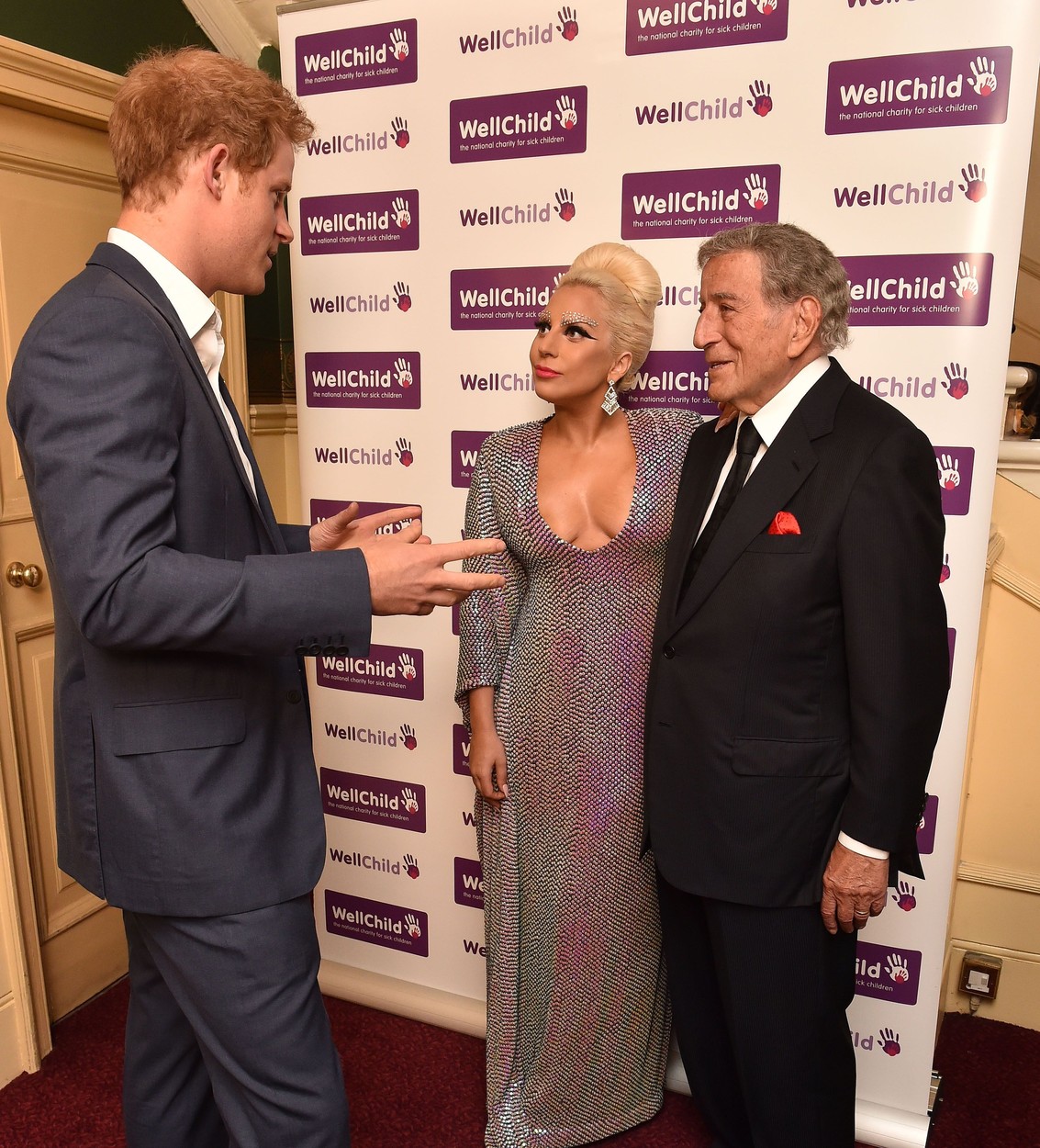 Harry herceg belesett Lady Gaga ruhájába