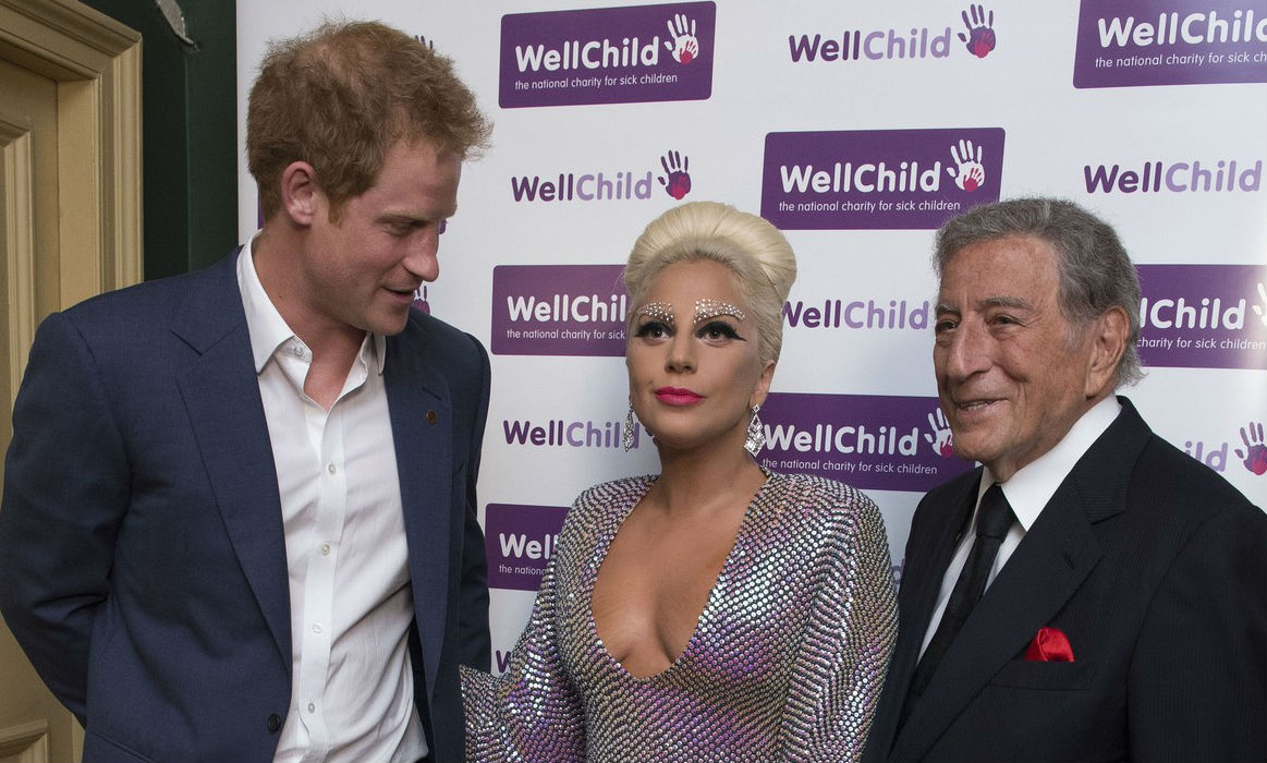 Harry herceg belesett Lady Gaga ruhájába