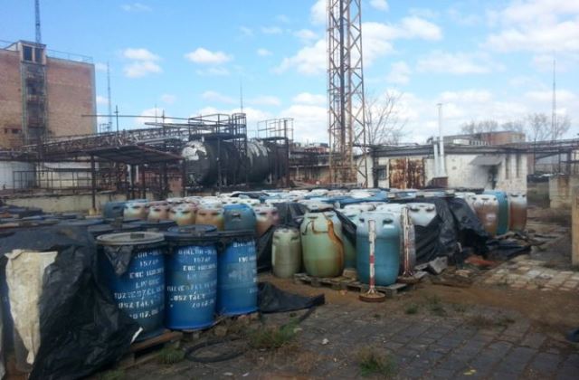 Tovább bűzlik az Illatos út