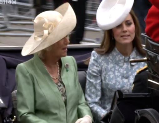 Katalin hercegnő 6 héttel a szülés után részt vett a királynő parádéján - képek