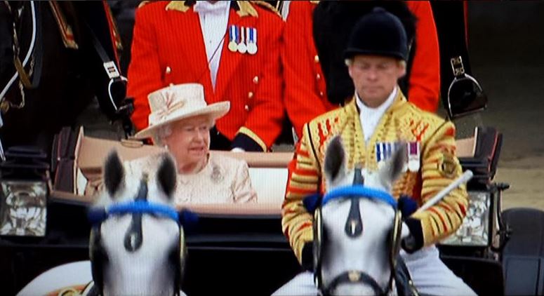 Katalin hercegnő 6 héttel a szülés után részt vett a királynő parádéján - képek