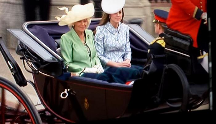 Katalin hercegnő 6 héttel a szülés után részt vett a királynő parádéján - képek