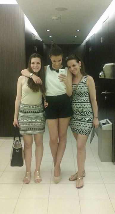 Csenge középen, mellette balra húga