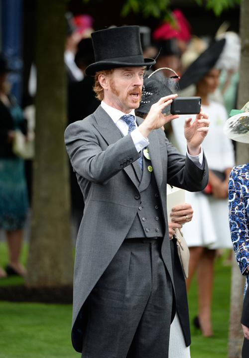 Az ascoti derbin elegánsan jelent meg, de sokat szóvátették a furcsa bajuszát, amiről kiderült, hogy egy forgatás miatt növesztette meg Az ascoti derbin elegánsan jelent meg, de sokat szóvátették a furcsa bajuszát, amiről kiderült, hogy egy forgatás miatt növesztette meg